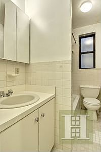 5th image of 225 E 79th St