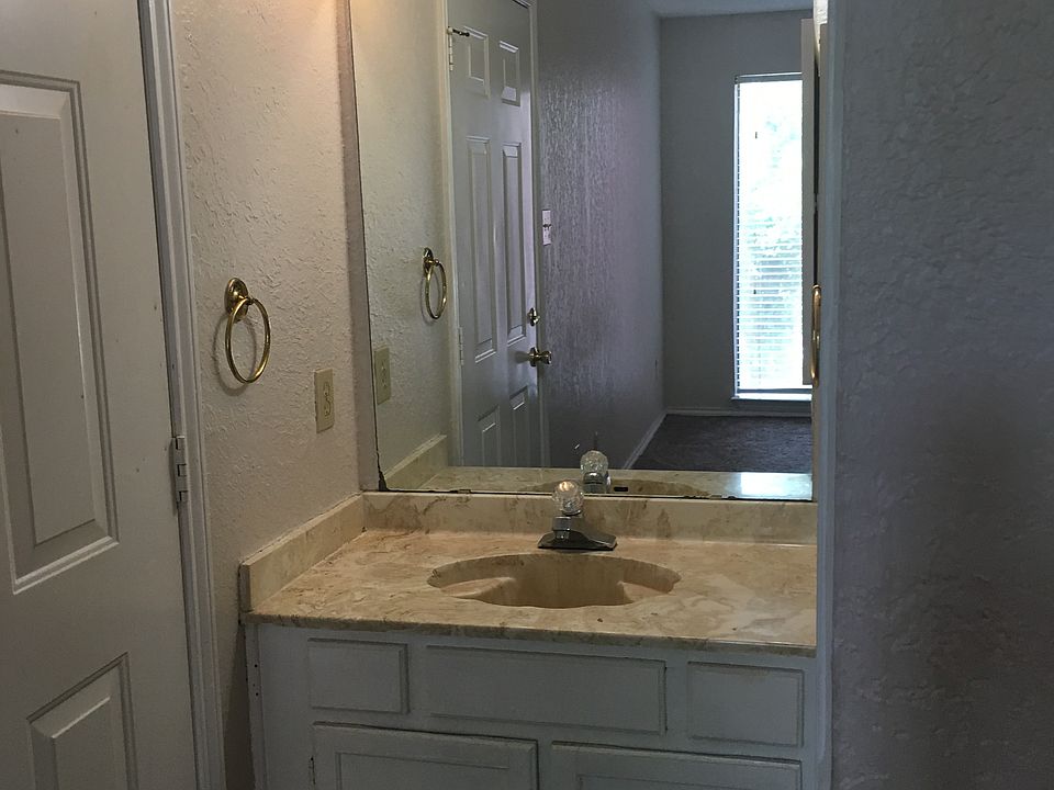 2nd image of 9821 Walnut St #203
