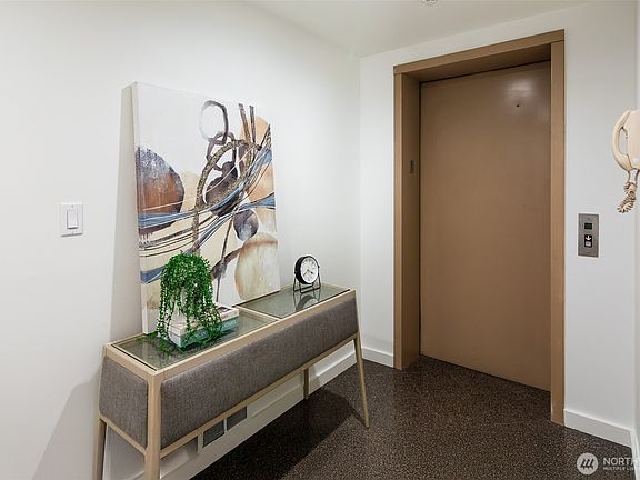 2nd image of 1118 Lakeview Boulevard E #100