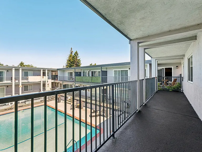 2x1 Balcony