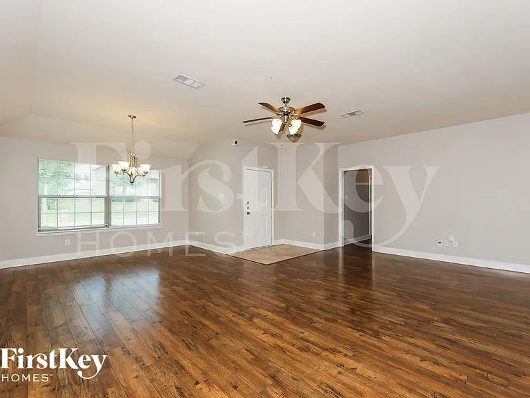 610 Canvas Ct — Photo 3