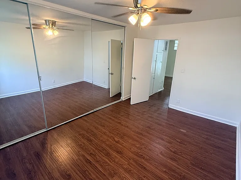 5233 Riverton Ave #4 — Photo 9