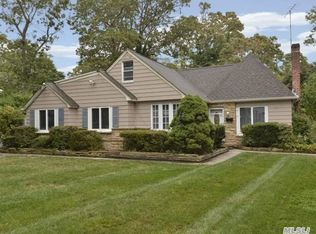 15 Menasha Ln, East Islip, NY 11730