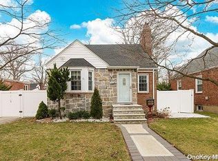 86 E Fenimore St, Valley Stream, NY 11580