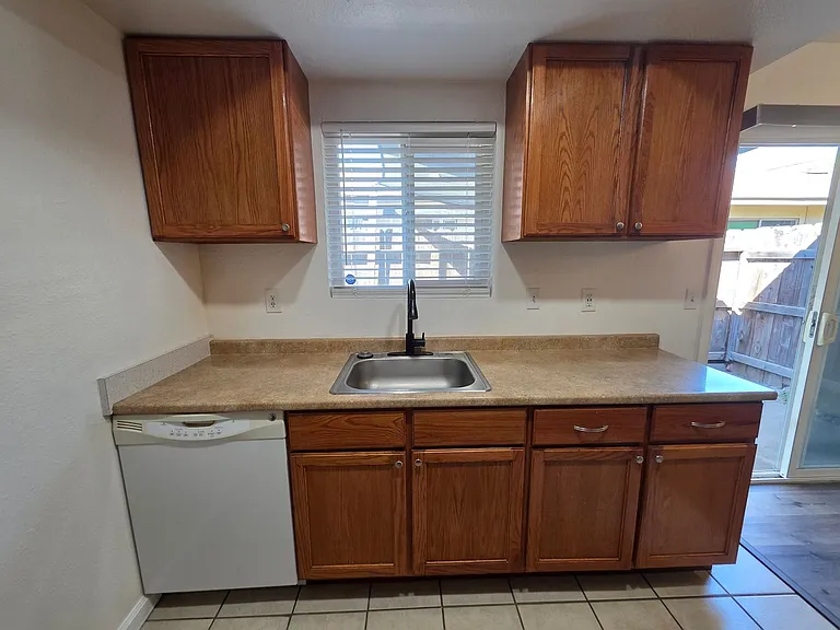 Gareth Ln - Triplex — Photo 11