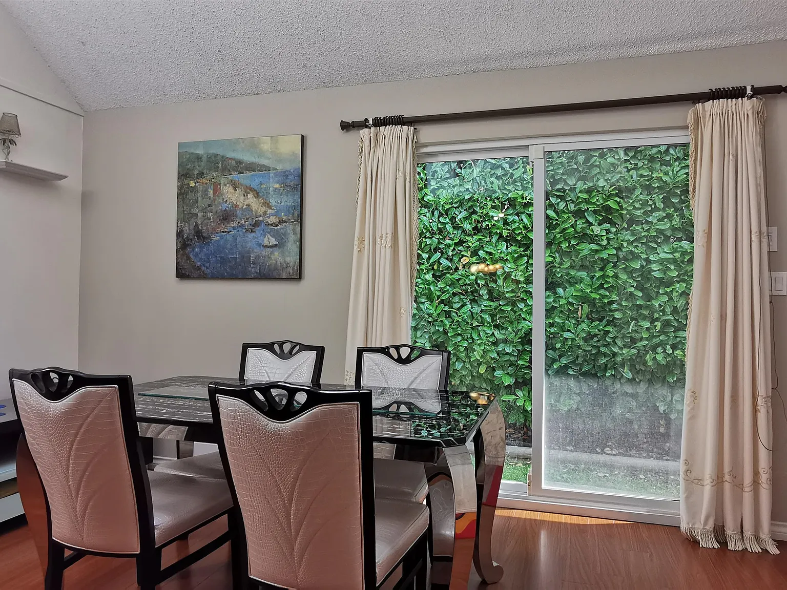 5 bed, 2500 sqft, $4,200 — Photo 4