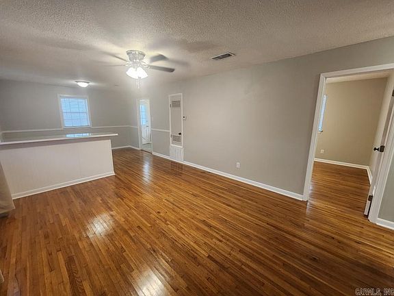 3rd image of 5901 Hacienda Dr