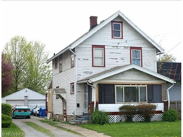 2330 Youngstown Rd SE photo 1