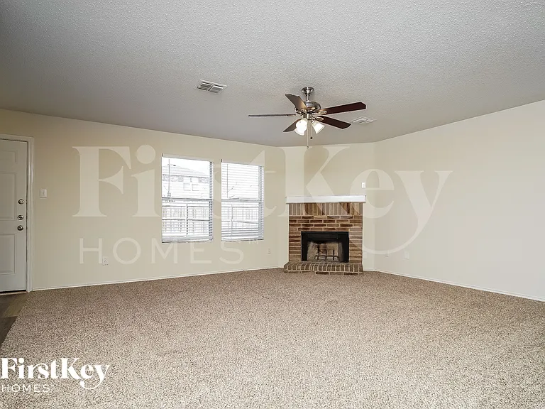 1464 Greenbrook Dr — Photo 2