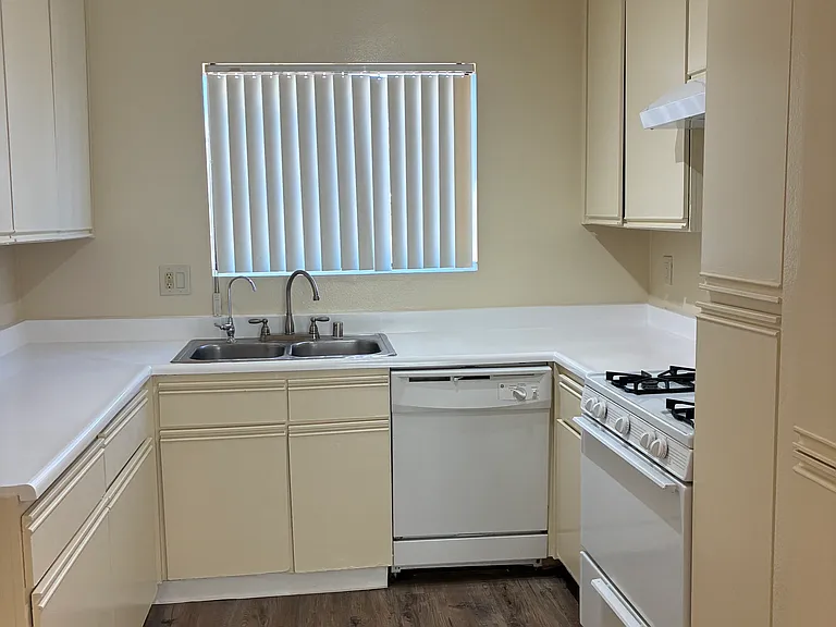1007 Raleigh St #208 — Photo 5