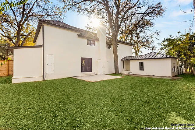417 E Hildebrand Ave — Photo 28