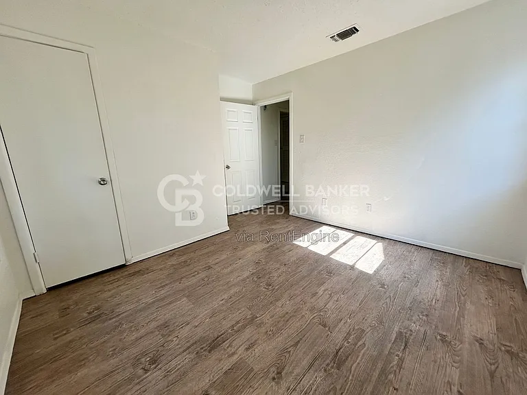 5712 2nd Pl — Photo 11