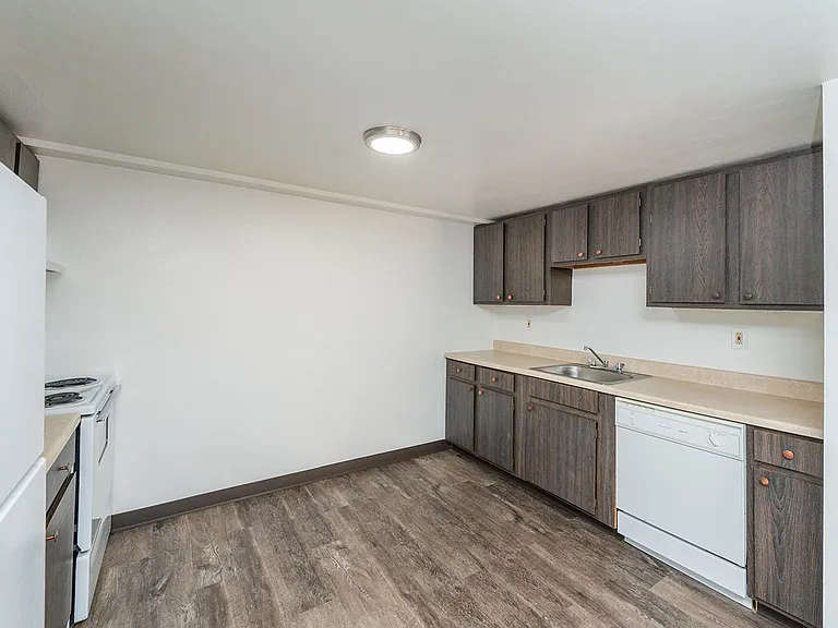 Landmark Apartments — Photo 37