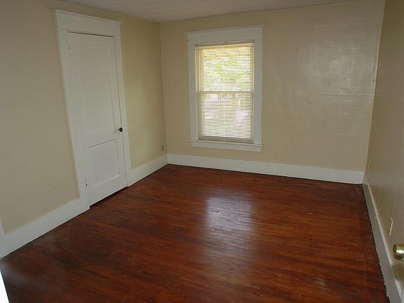 3rd image of 825 W Lapeer St APT 3