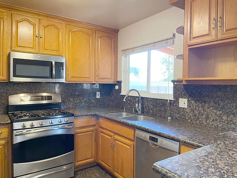 5090 Plaza Corona — Photo 4