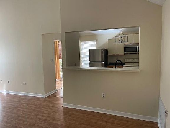 5th image of 810 Fairway Lakes Dr