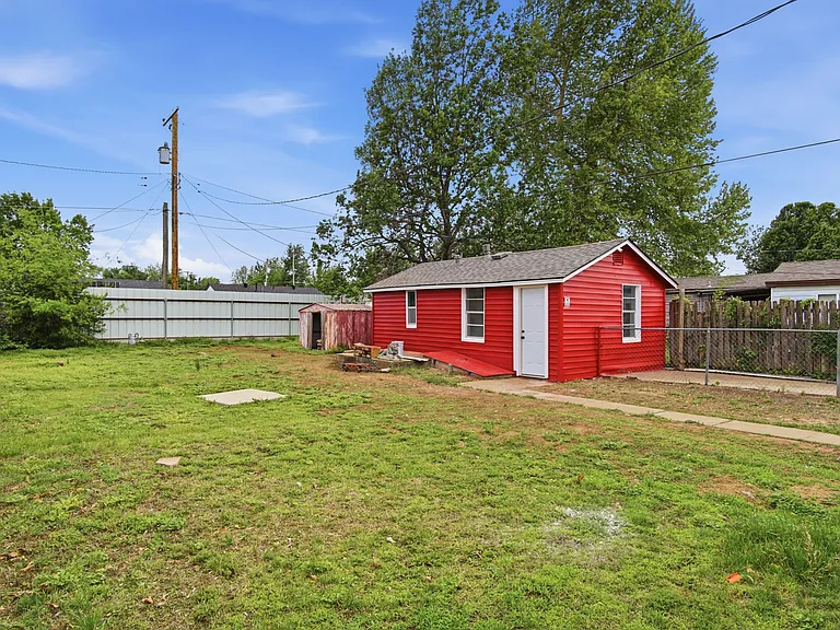 2228 SW Grand Blvd #B — Photo 2