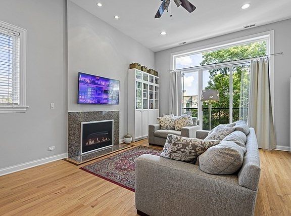 3rd image of 2623 W Evergreen Ave APT 3W