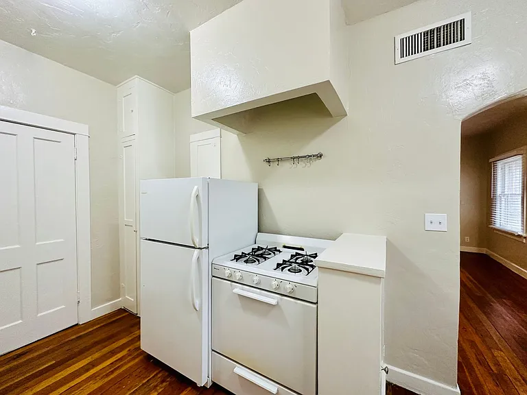 Don Martin Historic Apartments! — Photo 31
