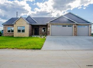 735 Mila Dr, Peosta, IA 52068