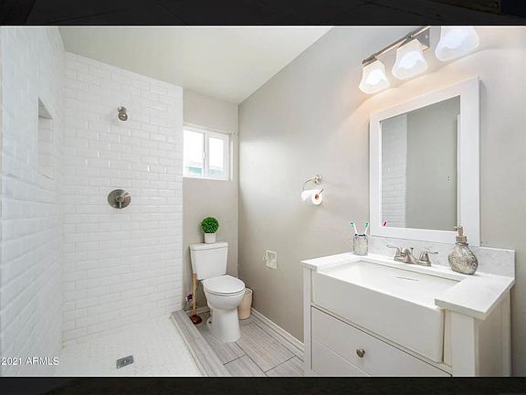 3rd image of 428 N Hunt Dr