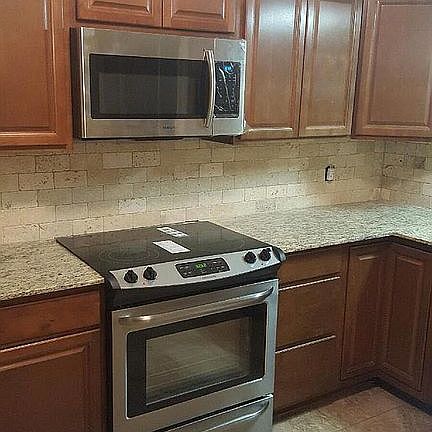 3rd image of 2304 Hillcrest Dr