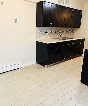 2nd image of 609 Oakton St APT 1B