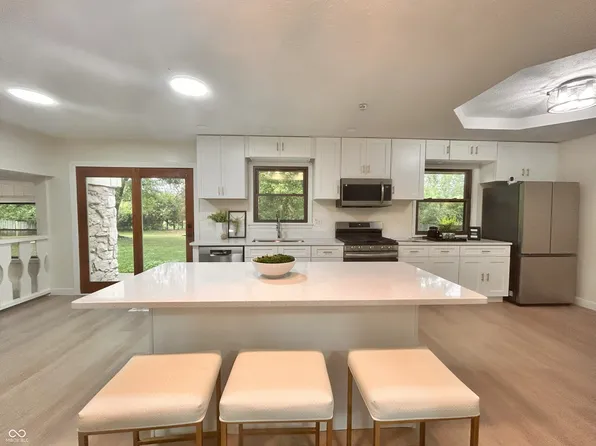 908 N Meadows Ln, Greenfield, IN 46140