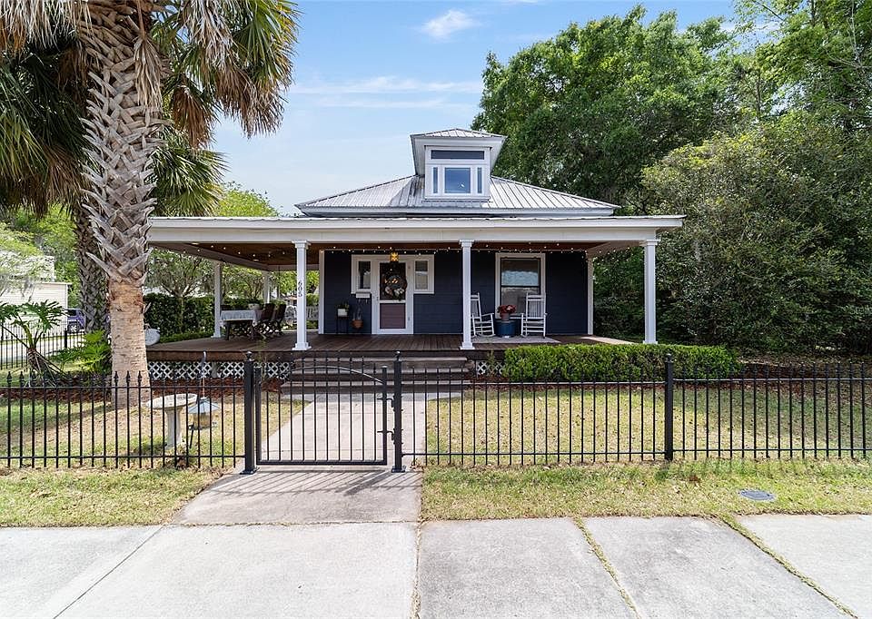 1st image of 605 SE TUSCAWILLA AVENUE