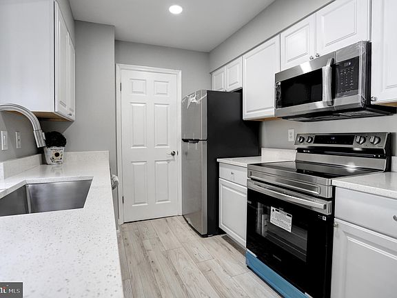 3rd image of 7703 Lafayette Forest Dr APT 22