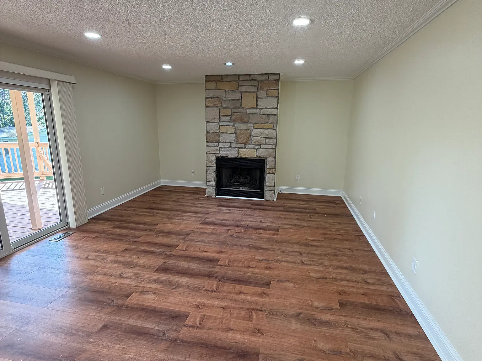 4 bed, 2500 sqft, $2,800 — Photo 2