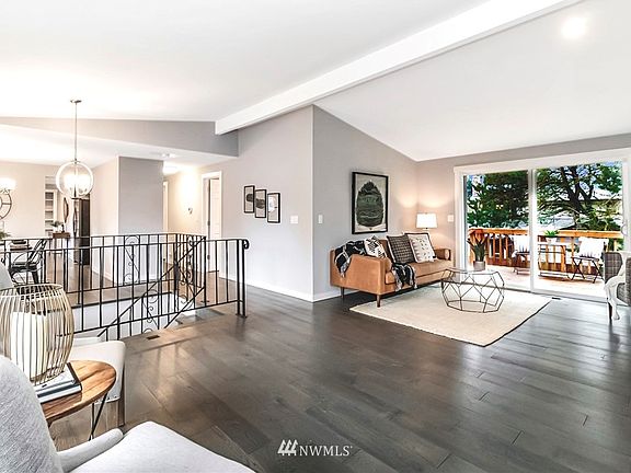 Large Living Room-so much light!