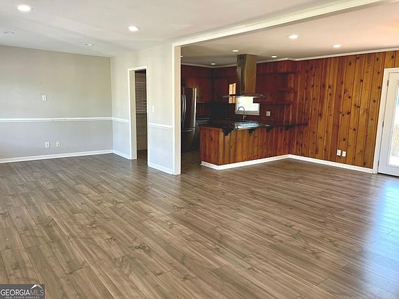 4th image of 6 Colonial Dr