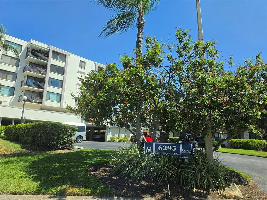 2 bed, 2.0 bath, 915 sqft, $2,400 — Photo 2