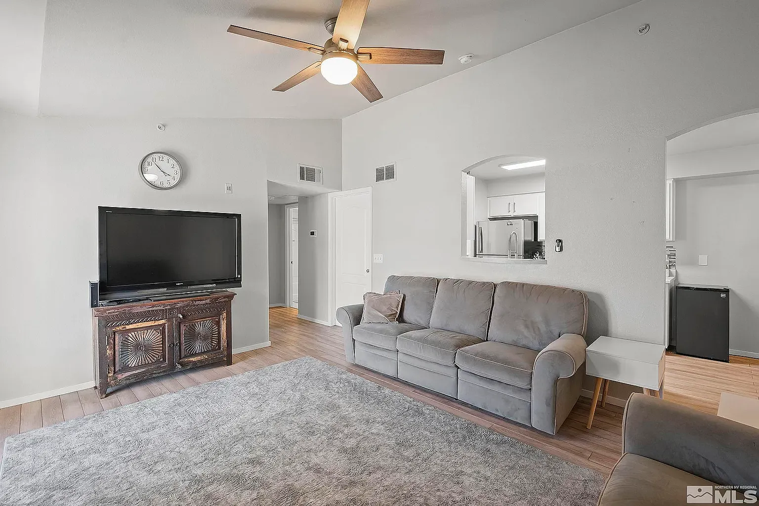 3 bed, 1114 sqft, $2,300 — Photo 3