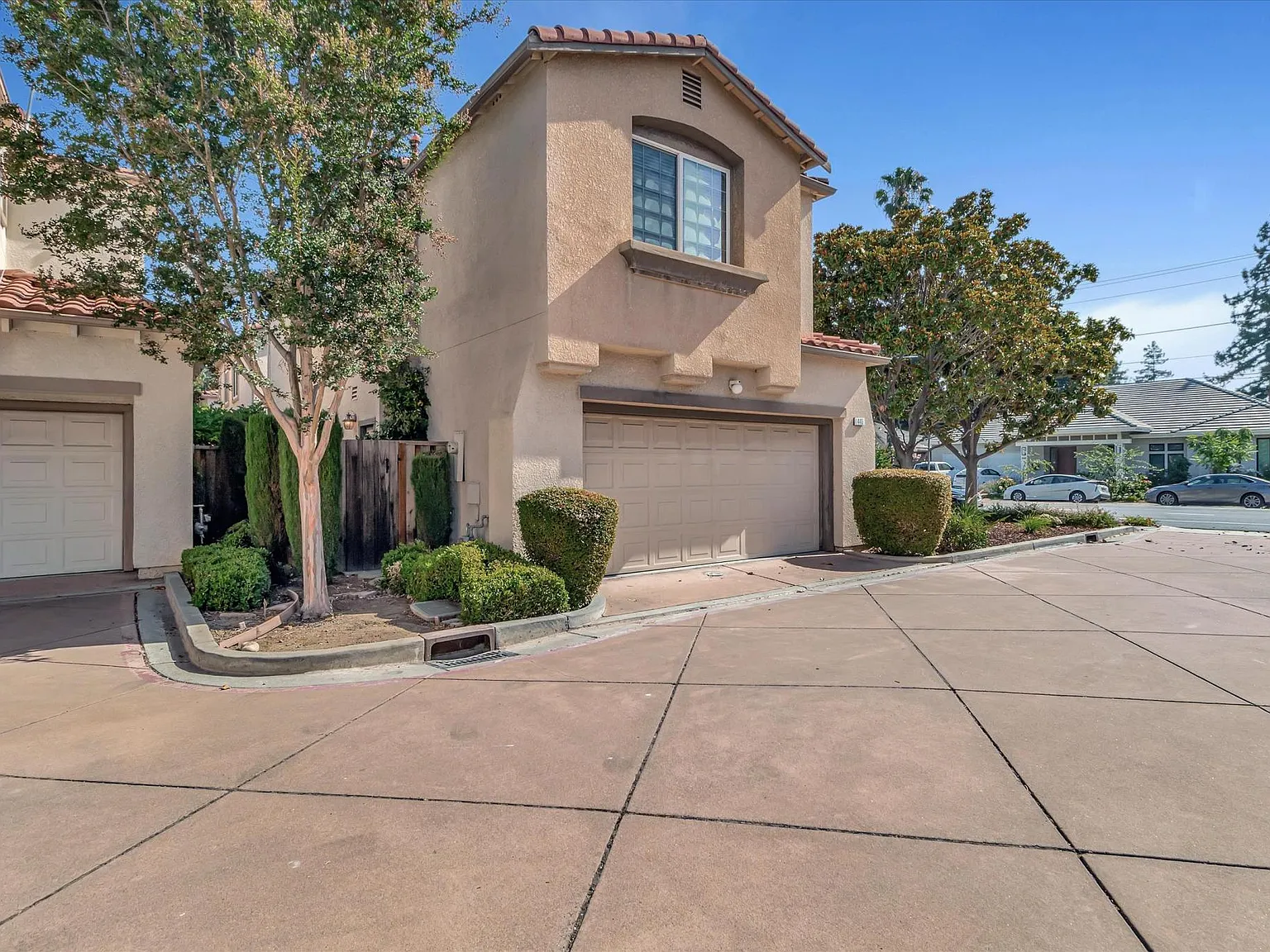 3 bed, 2.5 bath, 1739 sqft, $5,800 — Photo 2