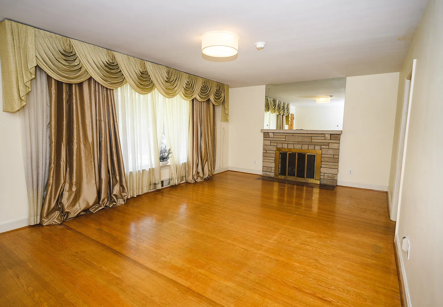 3 bed, 1.5 bath, 1800 sqft, $1,900 — Photo 4