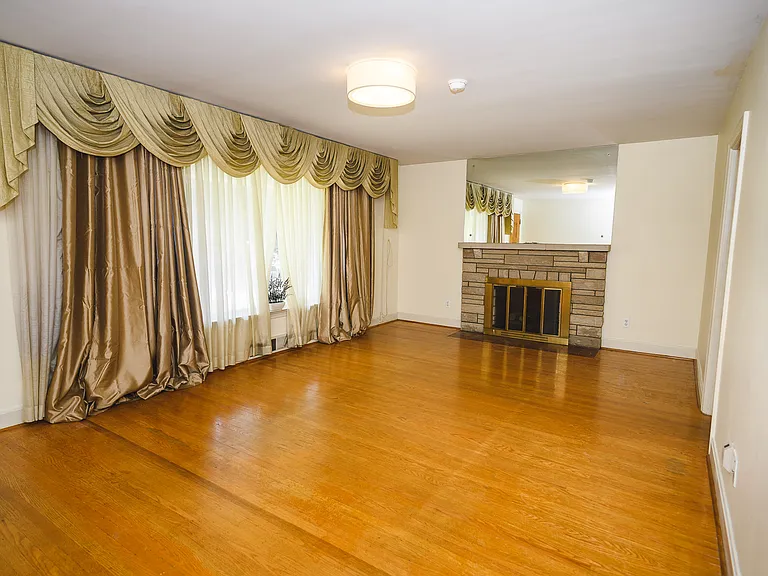 2709 Goldsmith Ln — Photo 4
