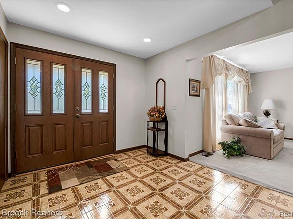3rd image of 217 Stonetree Cir