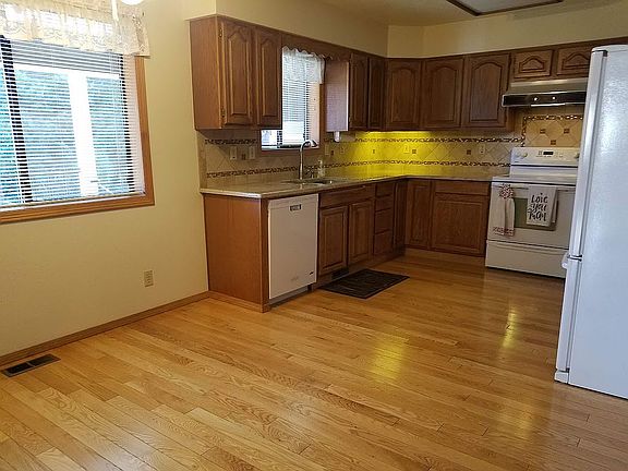 KITCHEN AND DINETTE AREA