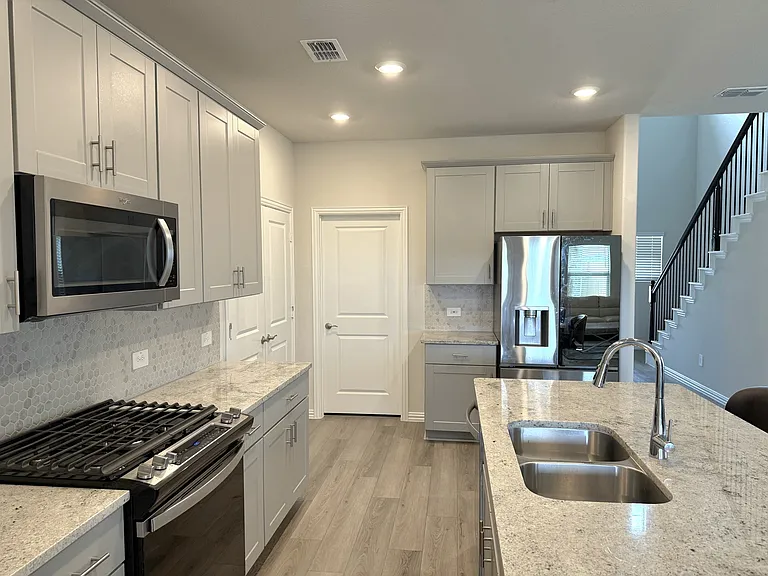 212 Travine Dr — Photo 4