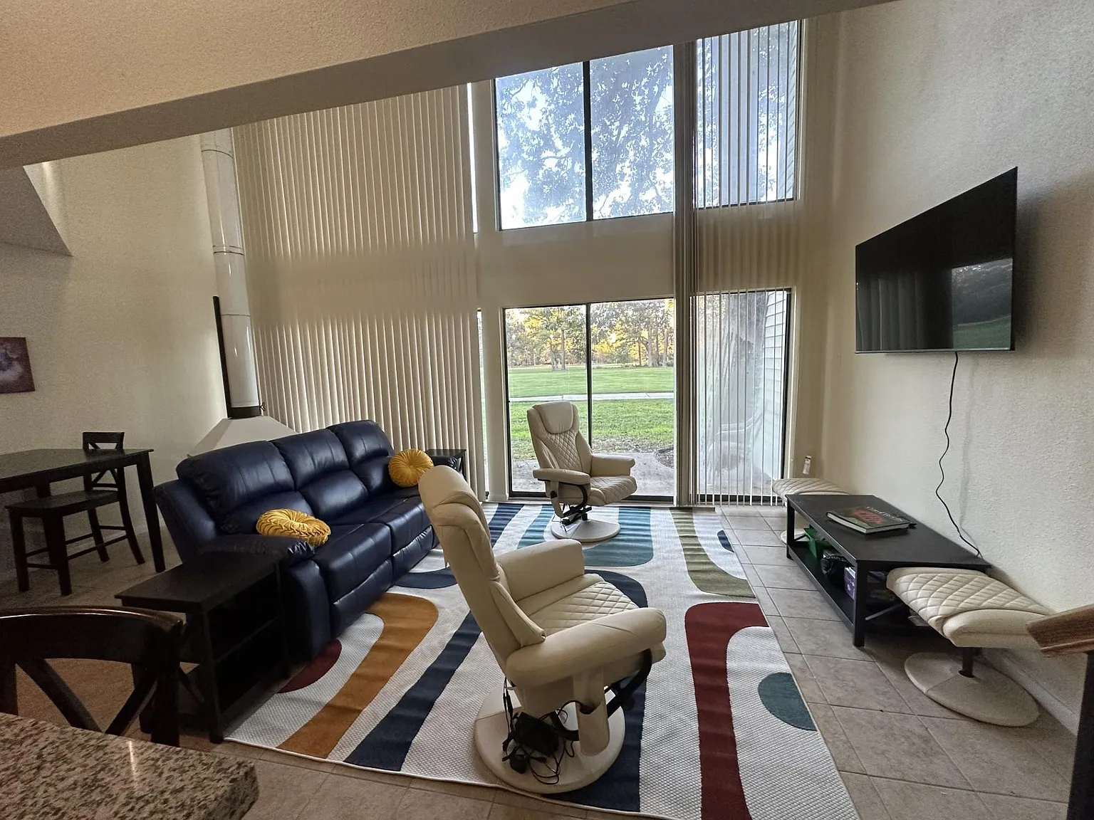 3 bed, 2.0 bath, 1220 sqft, $2,400 — Photo 2