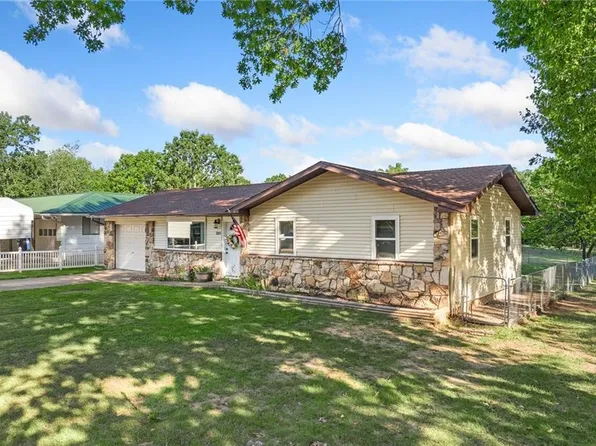 323 Pine St, Lead Hill, AR 72644