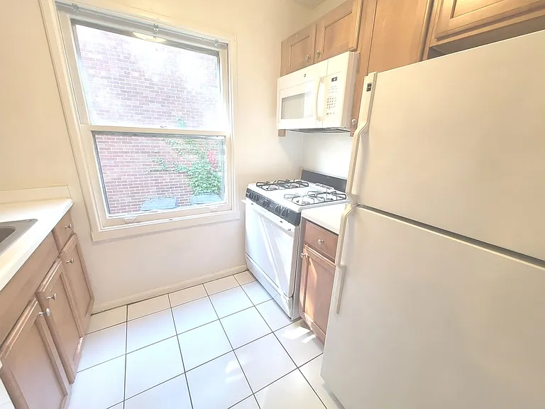 2523 Lake Dr — Photo 8