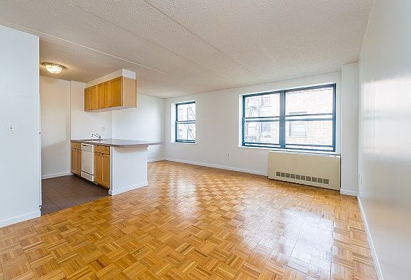 3rd image of 225 E 6th St APT 6G