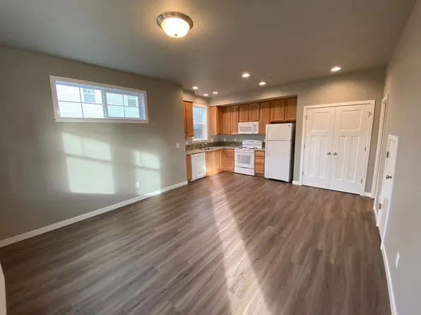 Casa de Quack, 1023-1025 Coburg Rd #1, Eugene, OR 97401