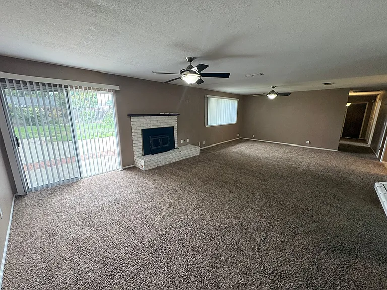 2232 E Paradise Ave — Photo 11
