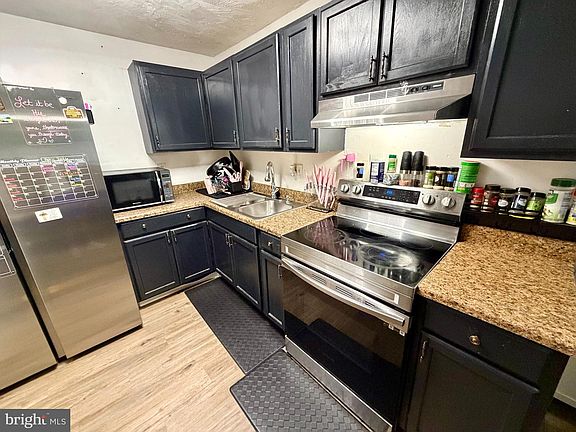 3rd image of 811 Lansdowne Ave
