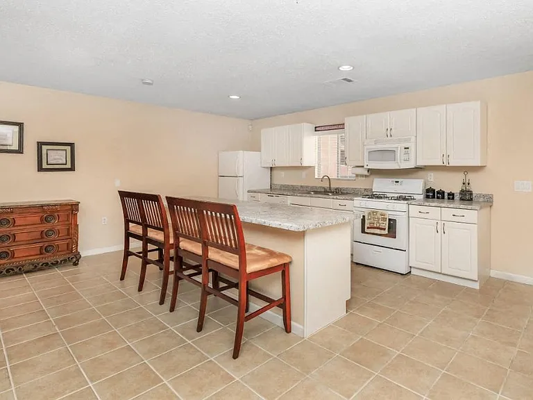 Sunset View Apartments — Photo 11