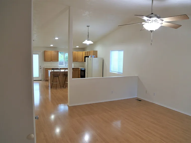 137 SW Wake Robin Ave — Photo 12